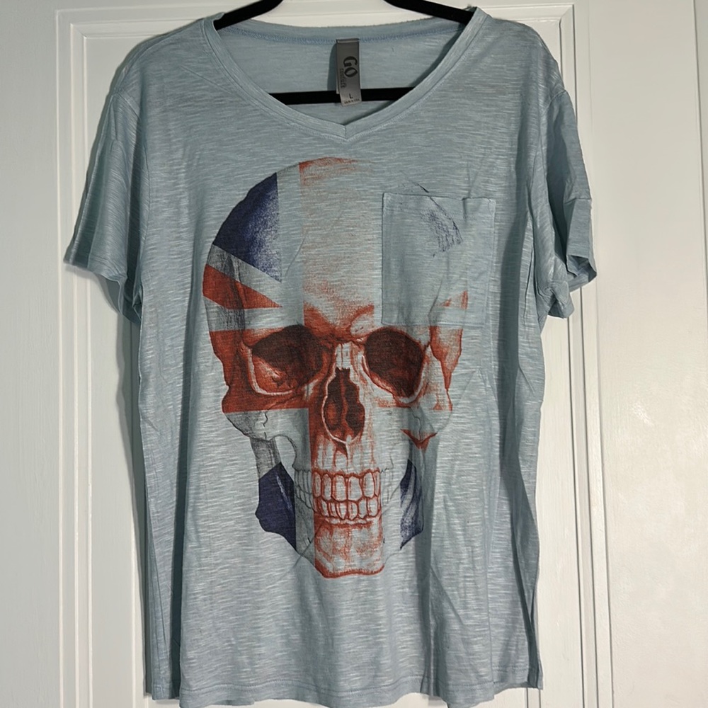 Great condition men’s short sleeve shirt with the neck and accent front pocket.